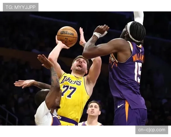 湖人三巨头磨合问题仍存 攻防两端协同性有待提升